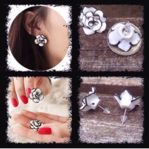 White Flower Studs ✨LAST PAIR✨ - Picture 2 of 4